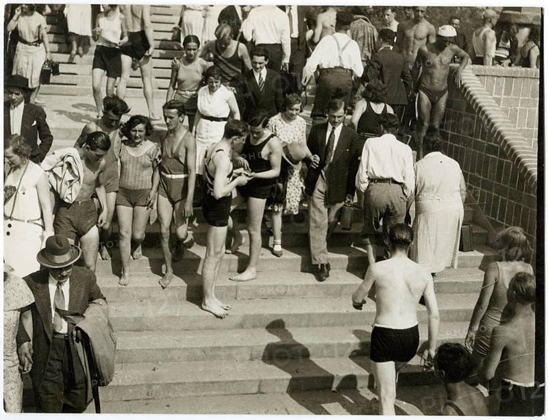 Berlin, Wannsee, lido, crowd of people in swimwear and summer clothes on a staircase at the swimming pool, Paul John, around 1935