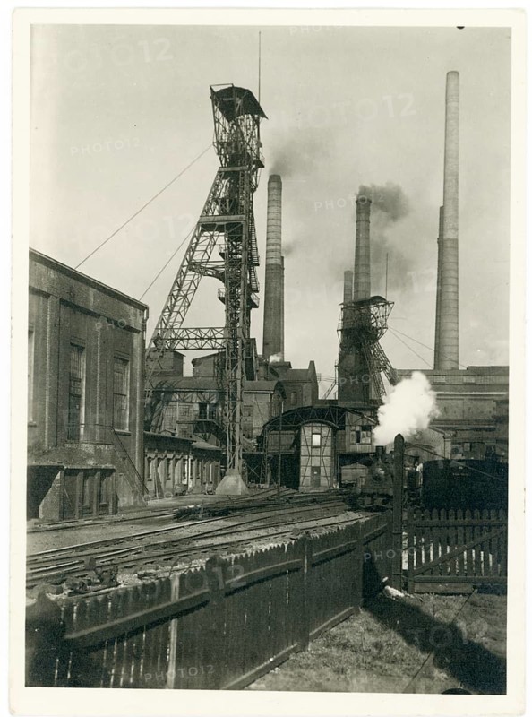 Krupp, Essen factory, resting area, coal mine, industrial scene with chimneys and structured scaffolding, photo Essen Transport Office, around 1932