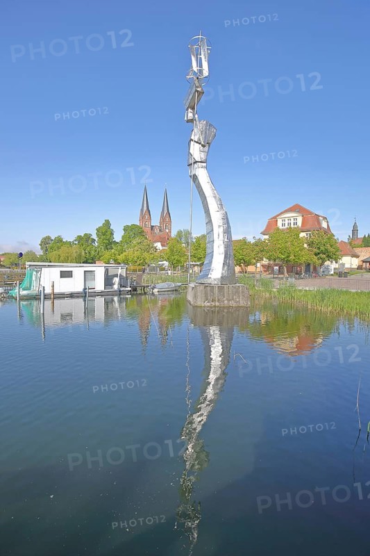 Parcival sculpture by Matthias Zágon Hohl-Stein 1998 modern art, large cubic sculpture, stainless steel, reflection in the Ruppiner See, St. Trinity monastery church, landmark, port, Neuruppin, Ruppiner Switzerland, Ruppiner Land, Brandenburg, Germany