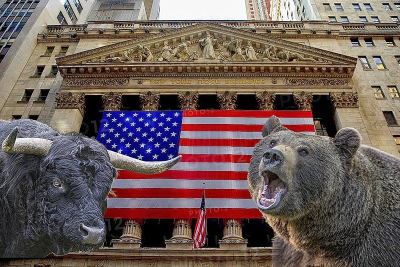 Symbolic photo, bull as an upswing symbol, bear as a sign of downturn, New York Stock Exchange, finance, stock exchanges, rise, banks, money flows, money growth, euro policy, inflation, stagnation, international capital market, currency, euro, euro, euro upswing, interest rates, start-ups, unicorns, European Community, world economy, Germany