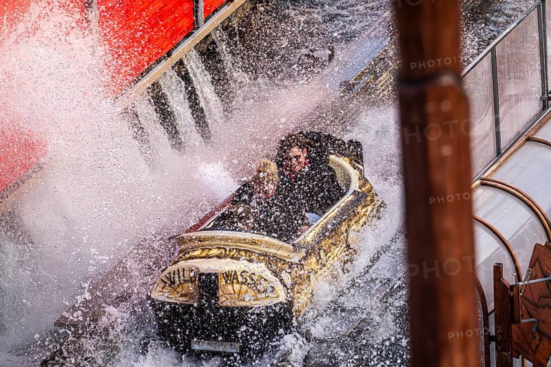 Rheinkirmes in den Rheinwiesen in Düsseldorf-Oberkassel, Wildwasserbahn Auf Manitus-Spuren, North Rhine-Westphalia, Germany
