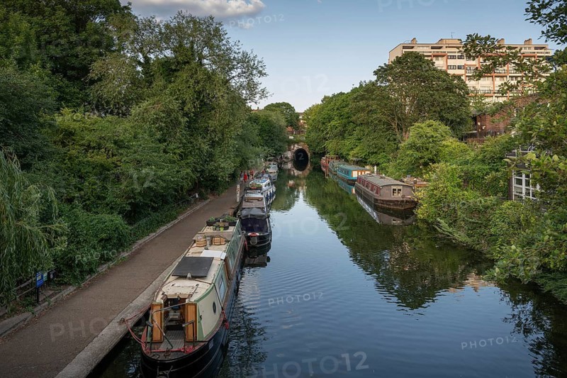 Houseboats moored in Regent's Canal, Regent's Canal Towpath, Barnsbury Estate, London, England, Great Britain, Great Britain