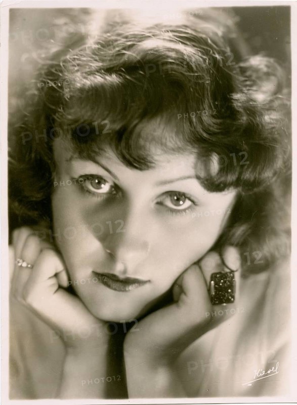 Tamara Desni, actress, film, Eric Charell, revue, Berlin, Weisses Rössl, Merry Widow, 1913-2008, Dreamy portrait of a woman with an intense gaze and a distinctive ring, in black and white, England, around 1928