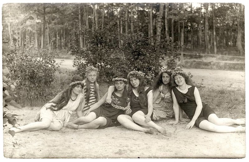 Spremberg, Baden, swimwear, woman, leisure, fun, summer, woman with flower wreaths sitting relaxed together on the edge of the forest, 1918