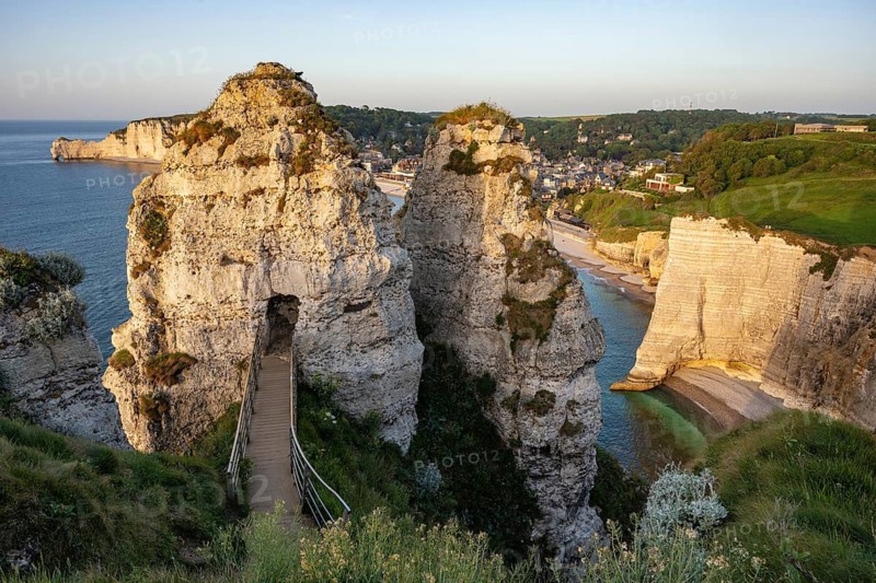 Distinctive rock formation and landmark Chambre des Demoiselles with a bridge over a crevice on the chalk cliffs of the Falaise d'Aval rock formation near Étretat, English Channel, Alabaster Coast, La Côte d'Albâtre, chalk cliffs, Seine-Maritime, Normandy, France