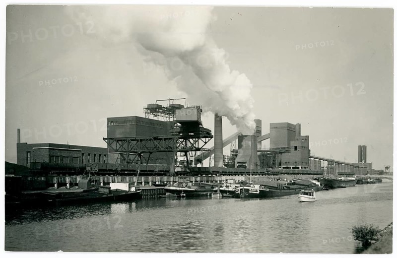 Essen, Nordstern coking plant, industry, Ruhr region, architects, Schupp and Kremmer, factory on a river with smoking chimneys and passing boats, photo Essen Transport Office, around 1932