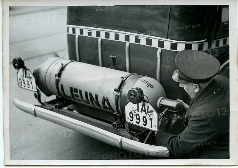 Taxi, Berlin, driving with gas, man checking gas bottle on an old vehicle, technical detail, around 1935
