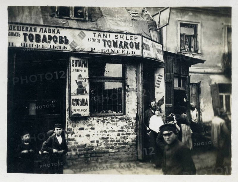 Riga, Latvia, shop, Jewish quarter, restaurant, Towarow, German occupation, World War I, busy street corner with various shops and people in a historic district, around 1917