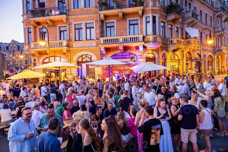 On a long promenade on the Elnhang between Loschwitz and Pillnitz, a big festival is celebrated every year. Visitors can expect a wide range of cuisine and cuisine. Here is the festival in Loschwitz, Dresden, Saxony, Germany