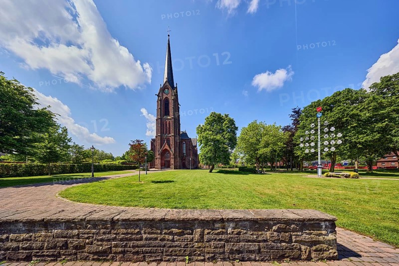 St. Nikolaus parish church, church tower, sandstone wall, green area Bürgerpark, lawn, path, trees, coat of arms tree, blue sky, cumulus clouds, Aldekerker Straße, Rheurdt, Kleve district, North Rhine-Westphalia, Germany
