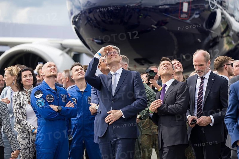 Patrick Schnieder (Federal Minister for Transport of the Federal Republic of Germany, CDU) and Dorothee Bär, Alexander Gerst and Matthias Maurer watch Bundeswehr parachutists at the ILA (International Aerospace Exhibition) on 10 June 2026 at the Berlin-Schönefeld Exhibition Grounds