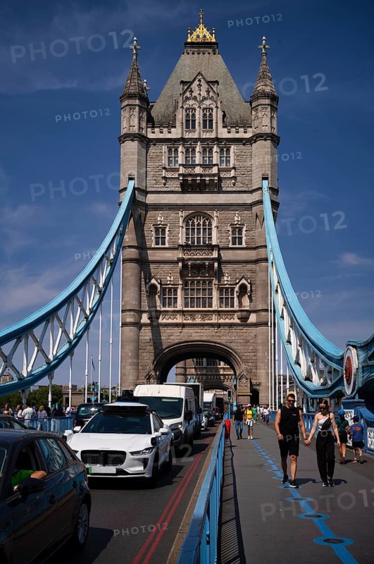 Driverless, self-driving electric Jaguar I-PACE from Google subsidiary WAYMO, cars, traffic on Tower Bridge, The City of London, London, England, Great Britain, Great Britain