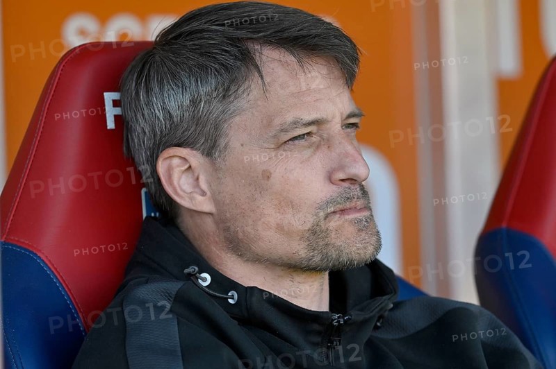 Coach coach Alexander Blessin FC St. Pauli portrait on the bench, soccer Bundesliga, Voith-Arena, Heidenheim, Baden-Württemberg, Germany