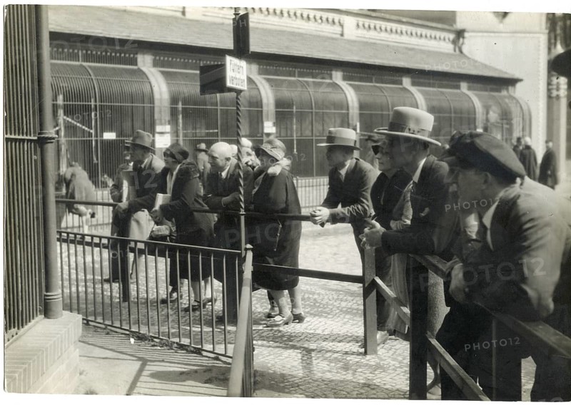 Berlin, zoological garden, visitors, visitors, people looking at a zoo through a fence, many wearing hats, Dr. Peter Weller, around 1928