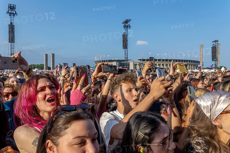 Festival visitors with smartphones in front of the Olympic Stadium at the Lollapalooza Festival on the Olympic Site, Berlin, 18.07.2026