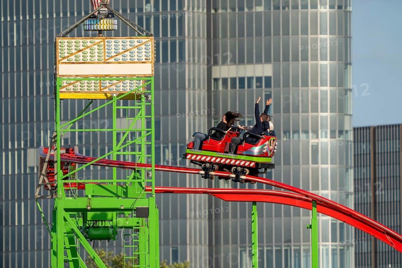 Wilde Maus Achterbahn XXL, Rheinkirmes in den Rheinwiesen in Düsseldorf-Oberkassel, behind the GAP 15 office tower, North Rhine-Westphalia, Germany