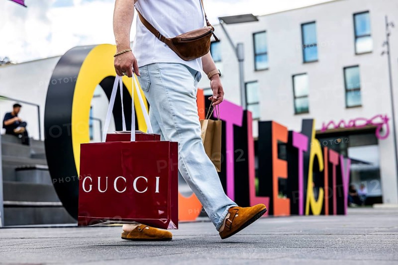 Shopping in Outletcity Metzingen. The 500 premium and luxury brands focus on clothing, but also offer beauty and home products. Outletcity AG around Hugo Boss is the first and one of the largest outlet locations in Germany. Gucci shopping bag. Metzingen, Baden-Württemberg, Germany