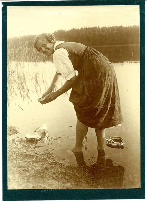 Wandervogel, life reform, youth movement, nature, sense of nature, closeness to nature, woman in reform dress, dishwashing, woman washing something in a lake on a sunny day in nature, around 1928