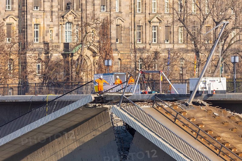 After the partial collapse of the Carola Bridge, demolition work continues, Dresden, Saxony, Germany