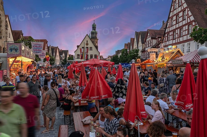 Visitors to the Laufer city festival on the market square, in the back the Old Town Hall and St. John's Church, evening sky, Lauf an der Pegnitz, Middle Franconia, Bavaria, Germany