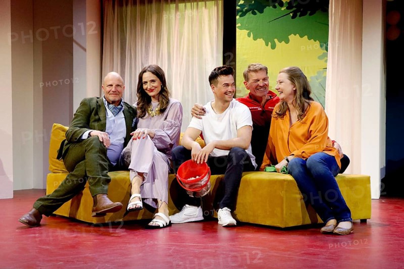 Thorsten Nindel, Nicola Ransom, Louis Held, Götz Otto and Katja Studt during the photo rehearsal of Es ist nur eine Phase, Hare in the comedy on Kurfürstendamm in the Ernst-Reuter-Saal in Berlin on 30.4.2026
