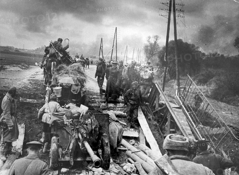 Arduous advance to Vienna, Russian soldiers with heavy equipment, Austria, March 1945 After the successful liberation of Budapest, the Red Army moved towards Vienna. The Vienna Operation 1945 or Battle of Vienna lasted from March 16 to April 15, 1945. The fighting in the urban area itself lasted only a few days from April 6 to 13