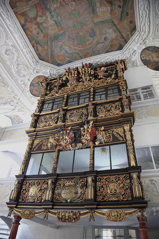 Power lodge in the Evangelical Lutheran St. Lawrence Church. The two floors offered space for the Barons of Künsberg and the Count von Giech and could be heated by an Italian fireplace created in 1706 by Elias Räntz and decorated with rich carving decoration, Thurnau, Kulmbach district, Upper Franconia, Bavaria, Germany