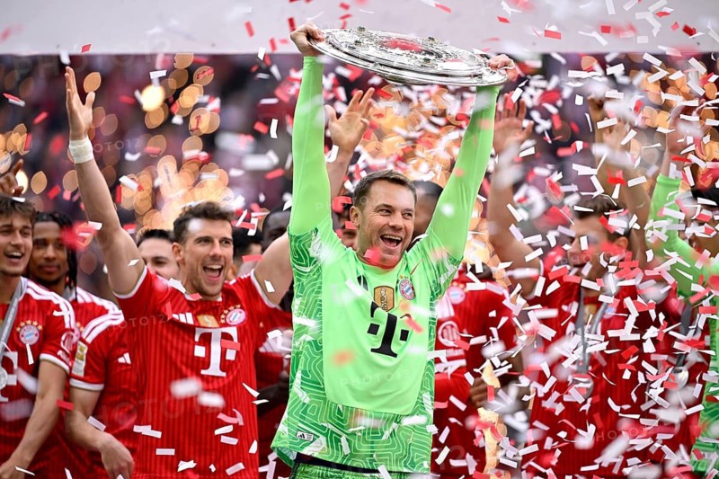 Goalkeeper Manuel Neuer FC Bayern Munich FCB (01) Leon Goretzka FC Bayern Munich FCB (08) Meisterschale, Cup, Trophy, Championship celebration German Football Champion FC Bayern Munich 2026, Football Bundesliga, Allianz Arena, Munich, Bavaria, Germany