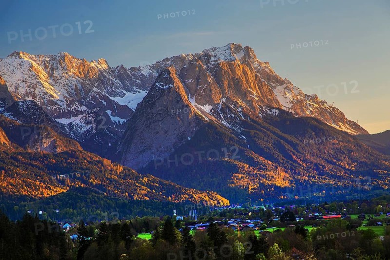 Zugspitze group 2962m at evening sun in spring, Farchant near Garmisch-Partenkirchen, Loisachtal, Werdenfelser Land, Upper Bavaria, Bavaria, Germany
