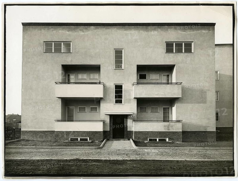 Afrikanische Straße, Wedding, residential building, Mies van der Rohe, Bauhaus, Neues Bauen, architecture modern, modern façade of a residential building with symmetrical balconies and minimalistic architecture, Berlin, 1926, Arthur Köster