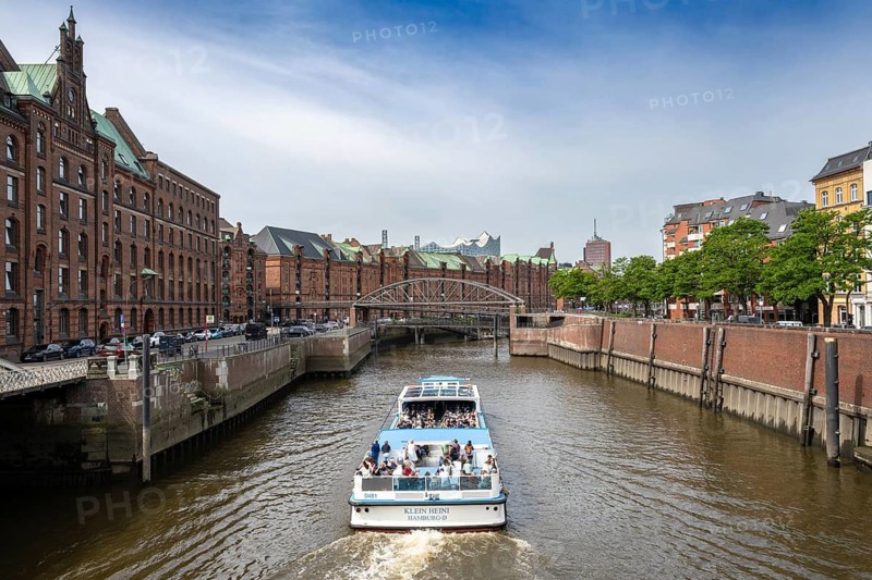 Passenger ship Klein Heini on the customs canal in Hamburg's Speicherstadt with Brooks Bridge and Elbe Philharmonic Hall, Hamburg, Germany