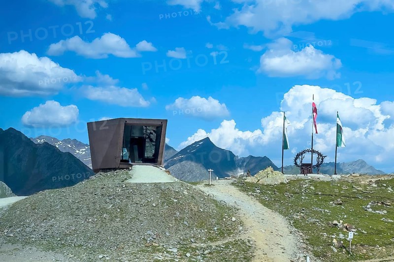 Pass of Alpine Pass Timmelsjoch Timmelsjoch-Hochalpenstraße with left concrete sculpture Timmelsjoch Experience right Crown of Thorns Memorial symbol of mourning over the division of Tyrol after the First World War, Timmelsjoch, Tyrol, South Tyrol, Alto Adige, Austria, Italy