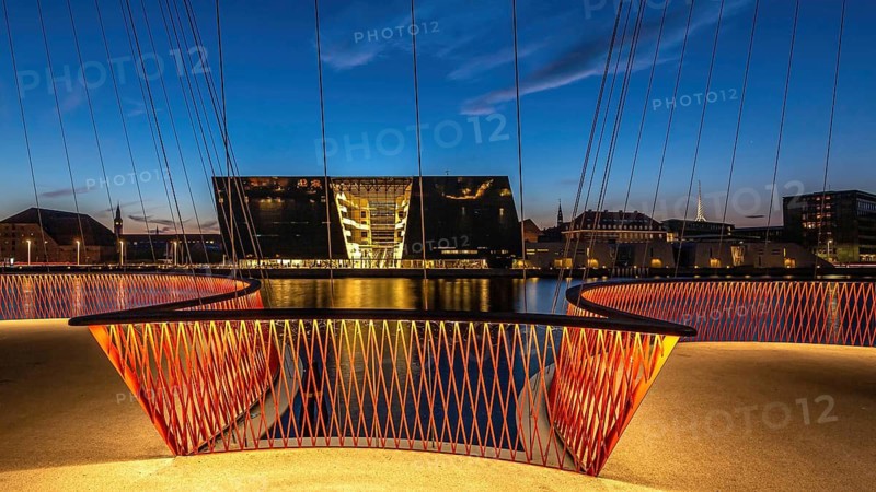 Hintergrund mit moderner Architektur und beleuchteter Brücke bei Nacht, Kopenhagen, Dänemark, Cirkelbroen, Königliche Bibliothek