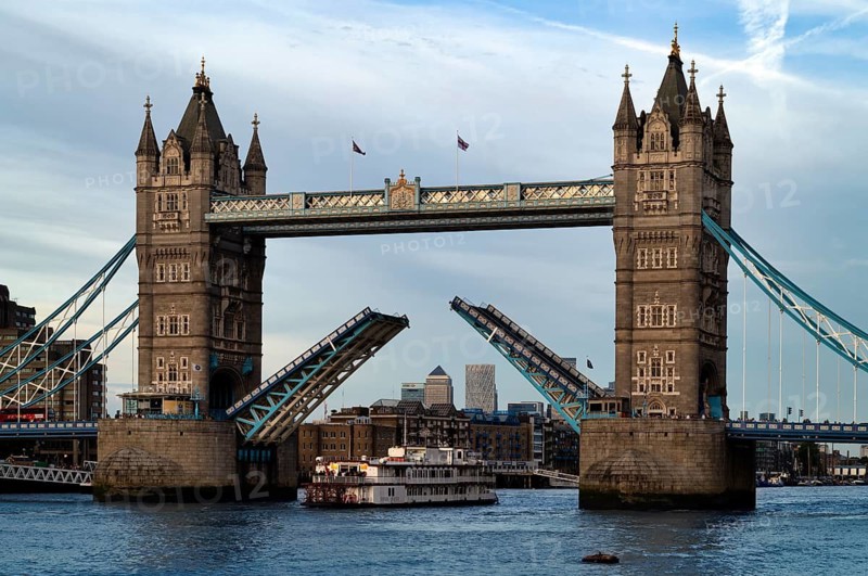 Halves of the road open, Baskuel Bridge, sightseeing boat on the Thames, Tower Bridge, behind Canary Wharf, London, England, Great Britain, Great Britain