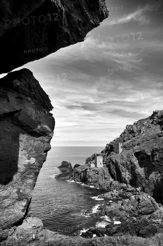 Ruin, Crown Mine engine houses, Botallack Tin Mine, tin mine, tin mine, mining, Pendeen, Trewellard near St Just in Penwith, black and white, coast, cliffs, Cornwall, England, Great Britain, Great Britain