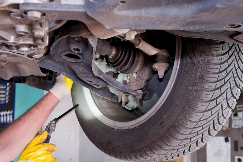 Measuring brake pads on cars, car repairs are becoming more and more expensive