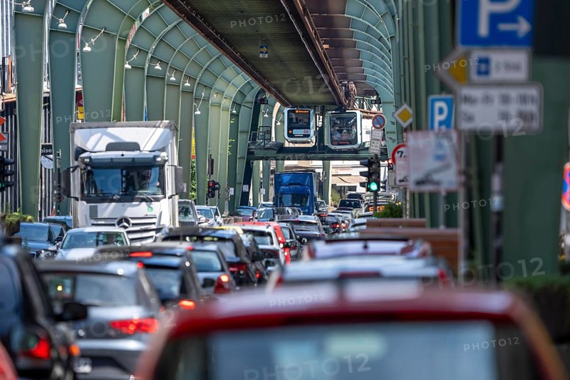 City traffic, in Wuppertal-Vohwinkel, Kaiserstraße, the Wuppertal suspension railway runs above heavy traffic, between the Vohwinkel and Bruch stops, Germany