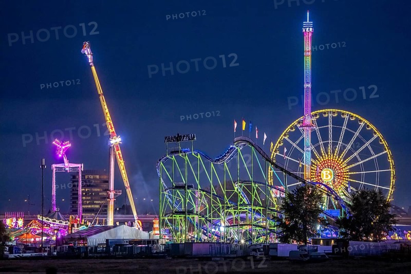 Rhine fair in the Rheinwiesen in Düsseldorf-Oberkassel, rides in the evening, with lots of lighting, Hangover The Tower, Free Fall Tower, Ferris Wheel, Alpina Railway, Rollercoaster, Infinity, Overhead Swing, Gladiator, North Rhine-Westphalia, Germany