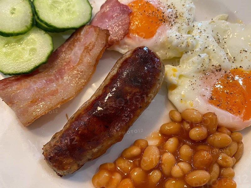 English breakfast on plate with fried eggs, baked beans, bacon, bacon, sausages, greasy, food, London, Great Britain, Great Britain