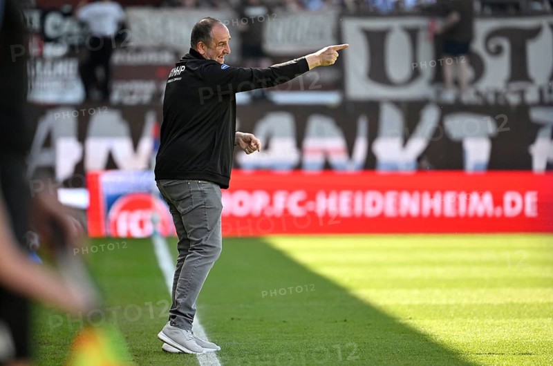 Coach Coach Frank Schmidt 1. FC Heidenheim 1846 FCH on the sidelines gesture gesture soccer Bundesliga, Voith-Arena, Heidenheim, Baden-Württemberg, Germany