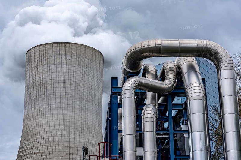 The UNIPER Datteln 4 coal-fired power plant, power plant block and cooling tower, cogeneration, generation of electricity and district heating, district heating lines, transport district heating via a district heating line to Recklinghausen, over 100, 000 households in Datteln and Recklinghausen are thus supplied with district heating, the power plant is one of the 10 largest cogeneration plants in Germany