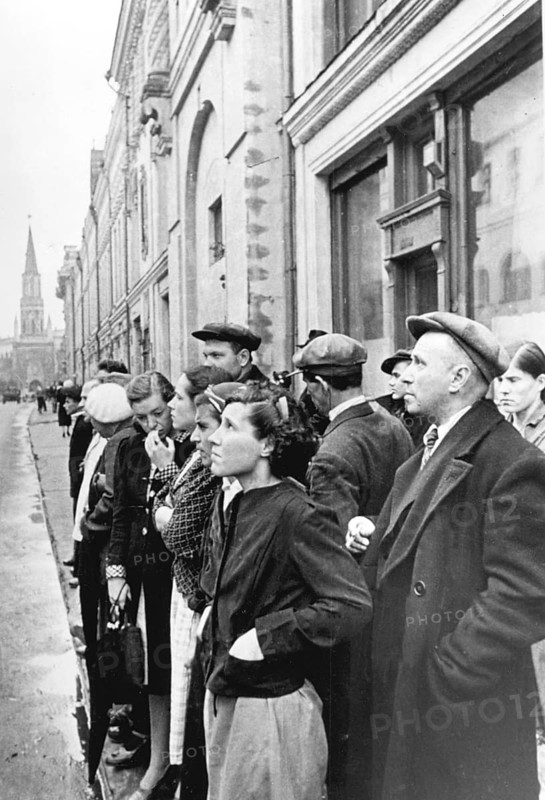 22 June 1941, the first day of the war and the start of ‘Operation Barbarossa', the German Wehrmacht's attack on the Soviet Union. In Moscow, residents learn of the situation from Vyacheslav Mikhailovich Molotov. His speech was broadcast over loudspeakers in Moscow. J. Chaldej on this photograph: ‘I returned from a business trip that morning and walked from the station to my flat at 12 Leontyevsky Lane. The German Embassy was right next door to us at 10 Leontyevsky Lane. Lots of people were carrying suitcases and bags into the embassy. It looked as though they'd packed in a great hurry. I didn't understand what was going on. I went into my building, in front of which three men from the KGB were standing, checking my passport. The landlord (I'd only rented a bed from him) couldn't tell me what was going on either. He said, ‘Come on, let's go to the banya (Russian sauna) .' In the banya, everything was as usual. We had a steam bath and then sat down in the bar for a glass of beer