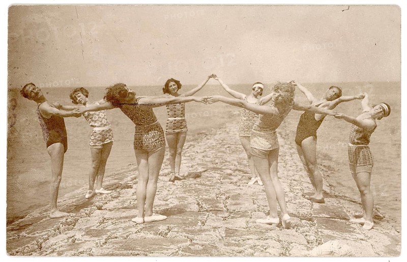 Norderney, dance, gymnastics, bathing, swimwear, woman, leisure, fun, summer, woman form a circle and perform acrobatics on a stone path on the beach, photo Paul Raspe, around 1922