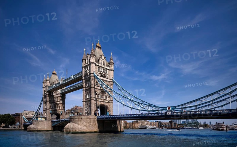 Thames, Tower Bridge, Canary Wharf behind it, The City of London, London, England, Great Britain, Great Britain