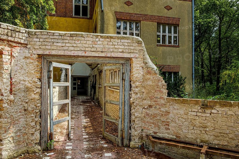 Dilapidated passageway in the former pulmonary sanatorium and lost place Heilstätte Grabowsee, Oranienburg, Brandenburg, Germany