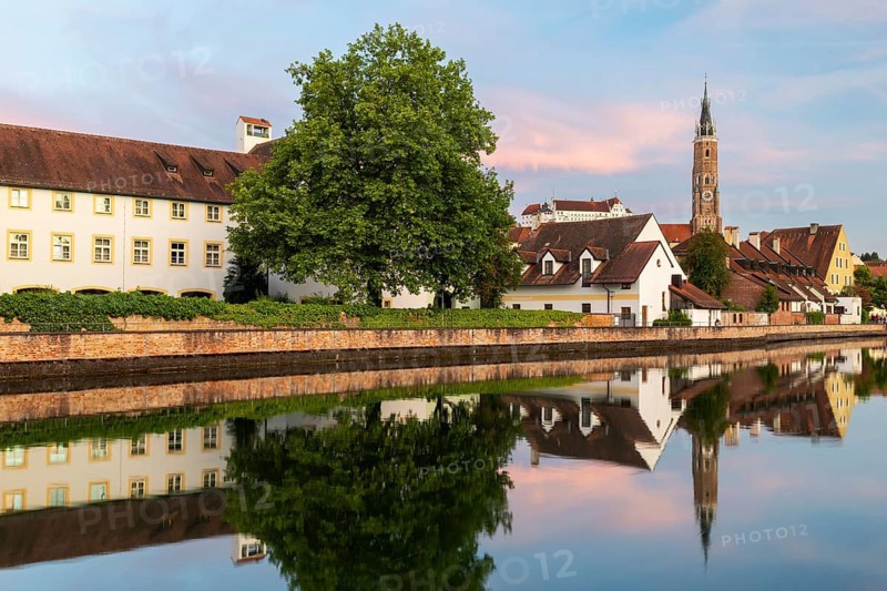 Isar promenade, Isar, St. Martin Abbey Basilica, historic houses, Landshut, Lower Bavaria, Bavaria, Germany