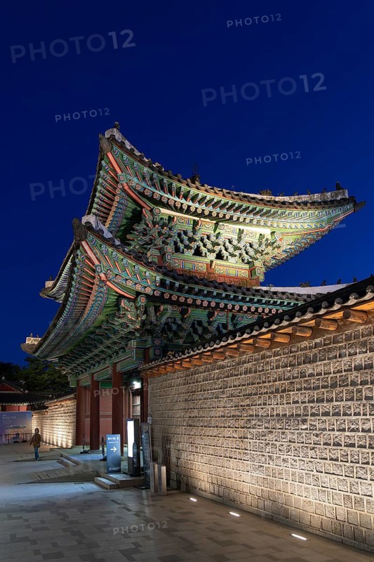 Honghwamun Gate illuminated at night, main gate to the 15th century Changgyeonggung Palace in the capital city Seoul, South Korea, Asia