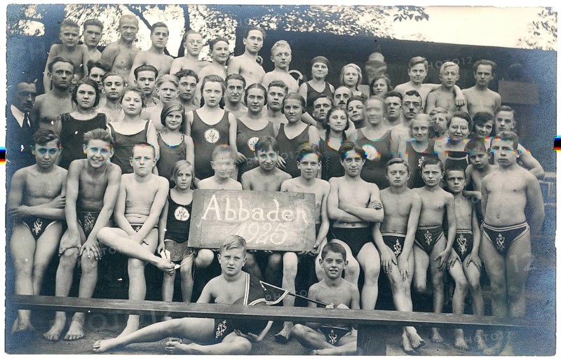 Outdoor pool, bathing, swimming club, bathing, swimwear, leisure, summer, woman, men, girls, boys, children, large group of people in bathing suits with a sign 'Abbaden 1925', 1925