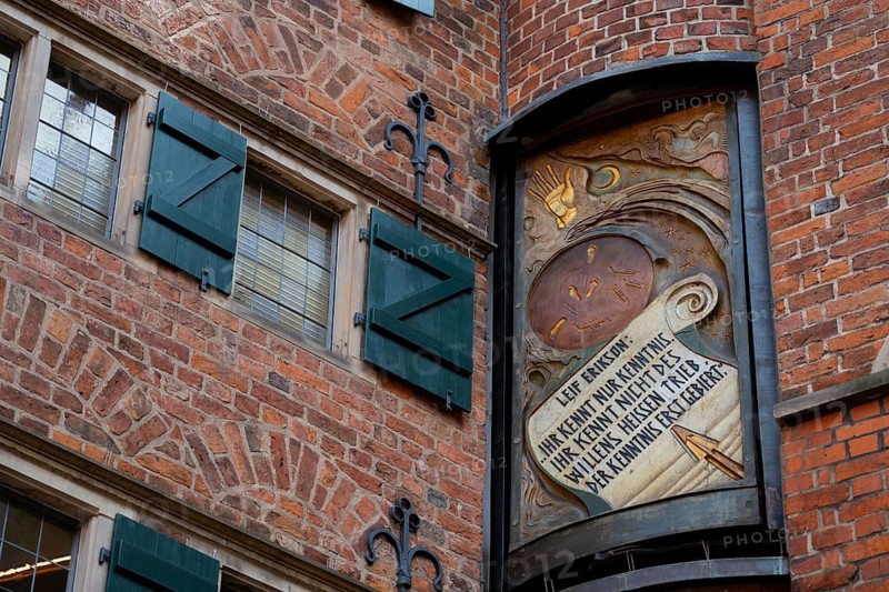 Three times a day, the carillon rings out in the historic Böttcherstrasse, a panel depicting figures between the Carillon House and the Roselius House (left), Leif Eriksson (c. 975), Icelandic explorer, the old town of the Hanseatic city of Bremen from the 1920s, an example of clinker Expressionist architecture, artistic design, brick architecture, knowledge, will, drive, shutters, popular tourist destination, Germany