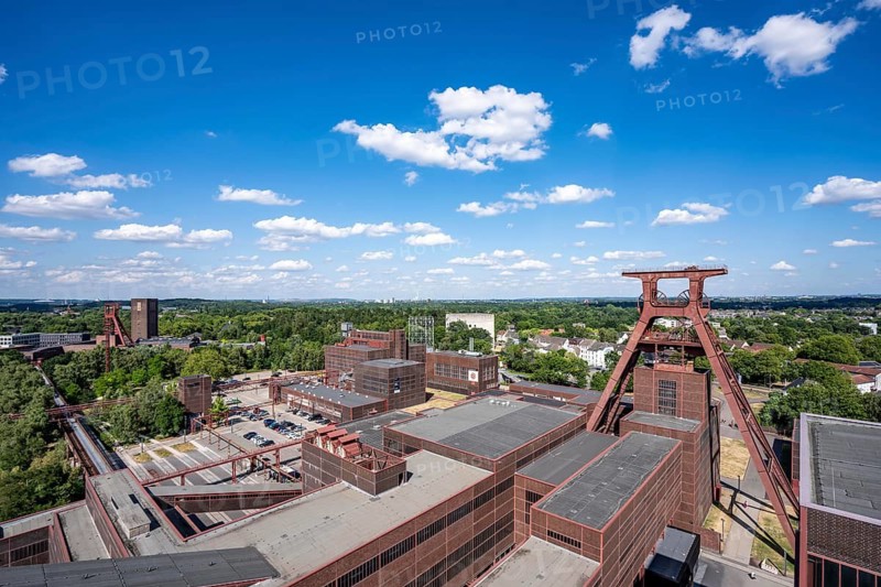 Zollverein colliery, Doppelbock conveyor scaffolding from shaft 12, Wipperhalle, UNESCO World Heritage Site, on the left the Red Dot Design Museum, next to shaft 1/2/8, Essen, North Rhine-Westphalia, Germany, view over the districts of Schonnebeck and Katernberg